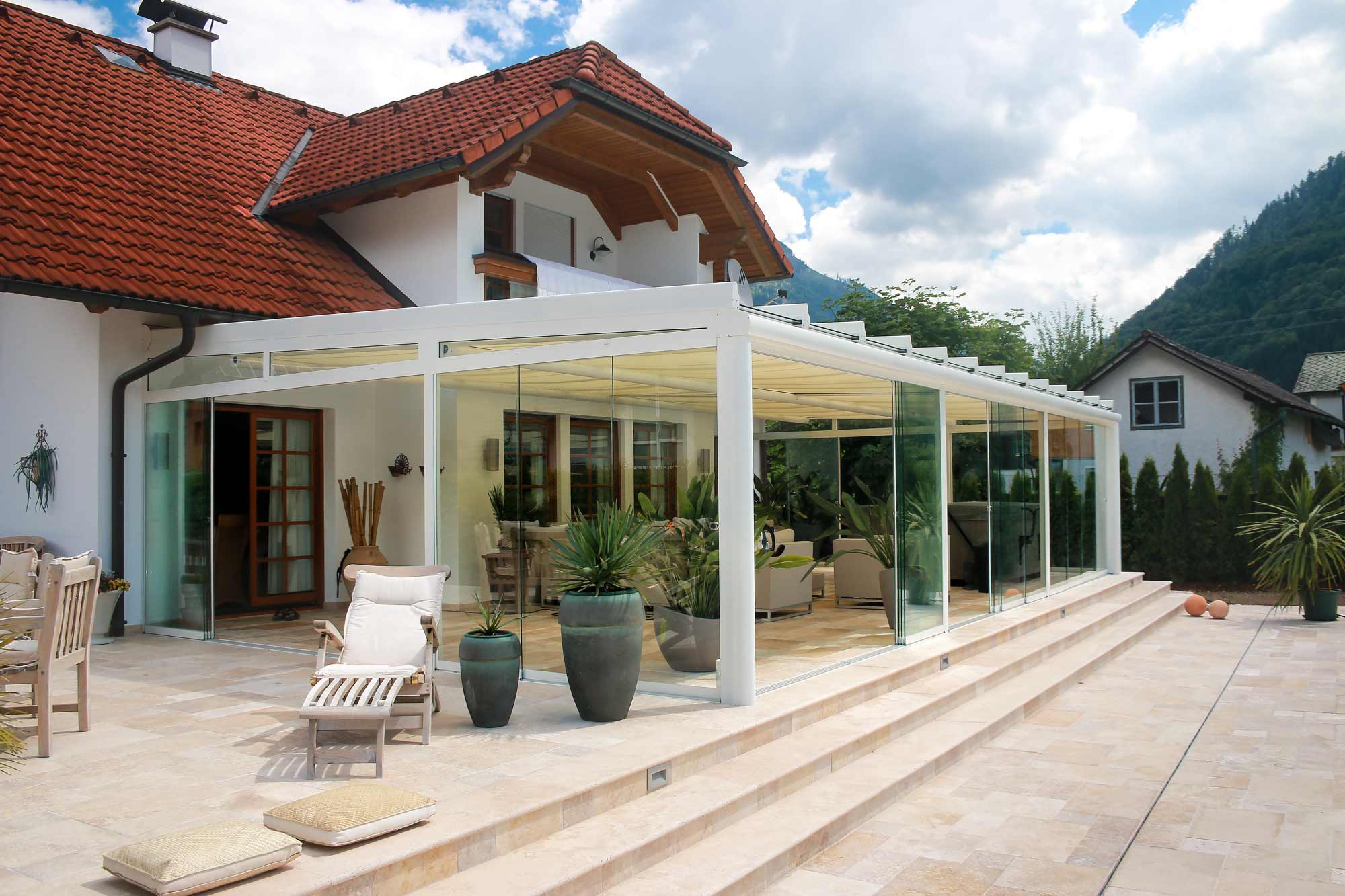 Sunlive Wintergarten mit Schiebe-Falt-Elementen und Markisen.